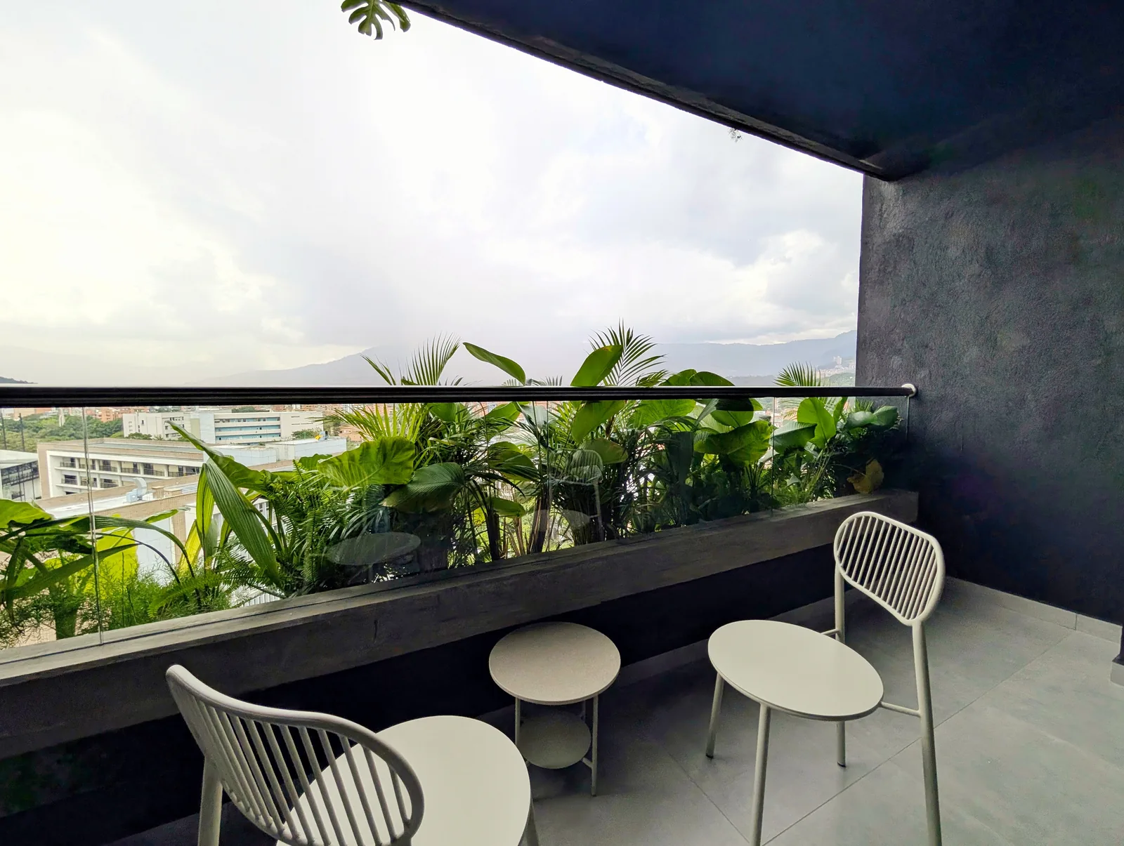 Varanda com vista para a cidade em uma suíte do Laureles Selection Suites