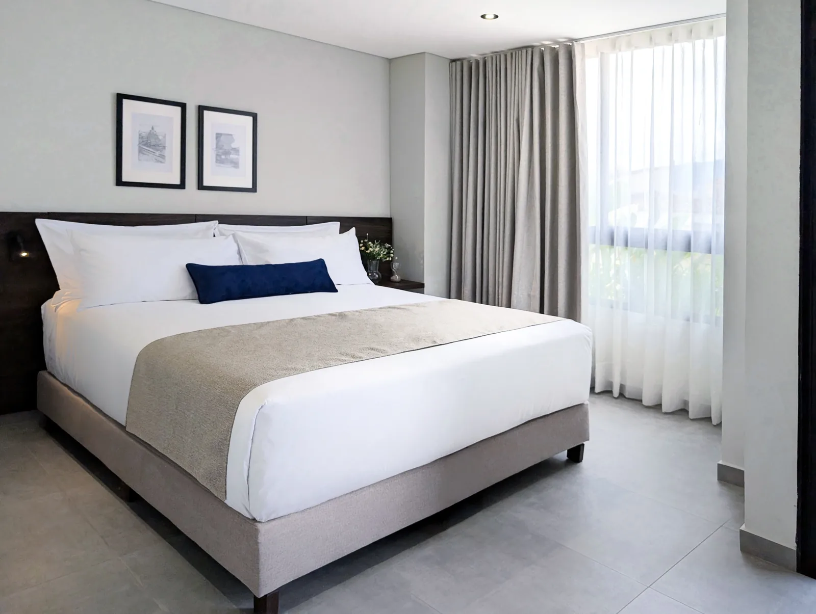 Quarto Deluxe com varanda, cama king, cozinha equipada e varanda no Laureles Selection Suites