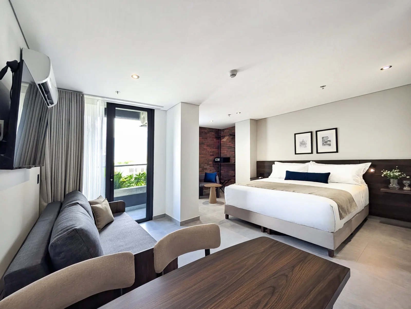 Quarto Standard com varanda, cama king, cozinha equipada e varanda no Laureles Selection Suites
